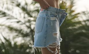 So lässig! Jeans-Shorts brauchen im Sommer 2021 einen offenen Saum, um als Modetrend durchzugehen