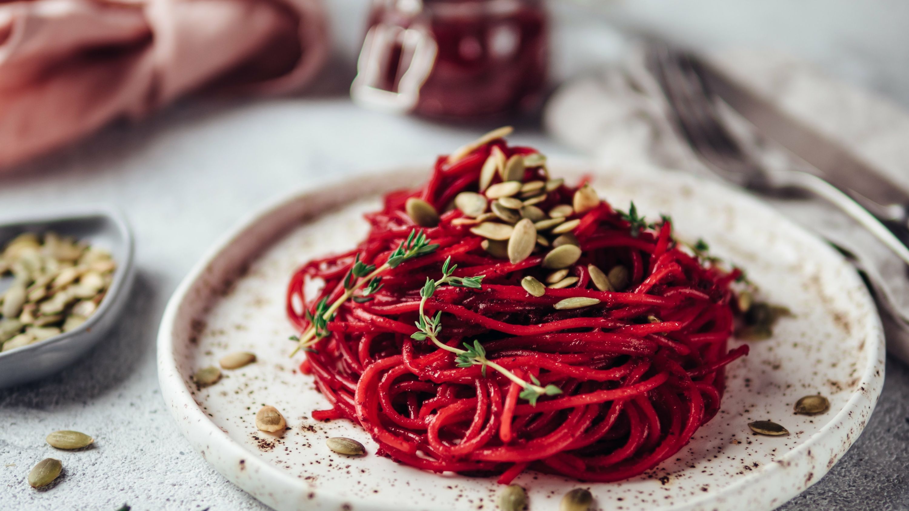 Rezept für Power Pasta: Dieses Rote-Bete-Pesto ist nicht nur ultragesund, sondern vor allem wahnsinnig lecker