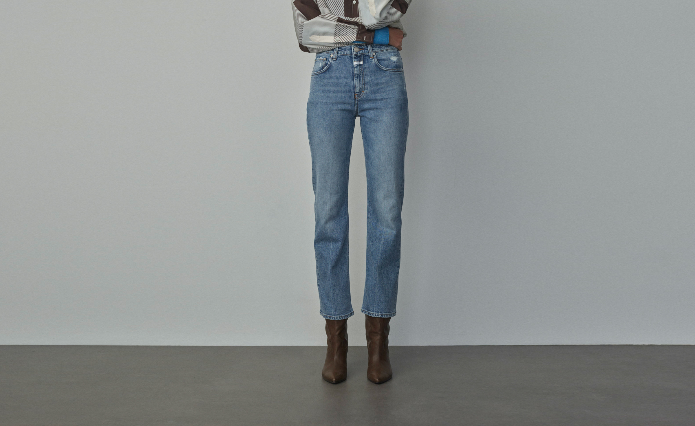 Zwei Trends, ein Look: Cropped Jeans passen im Winter perfekt zu Ankle Boots!