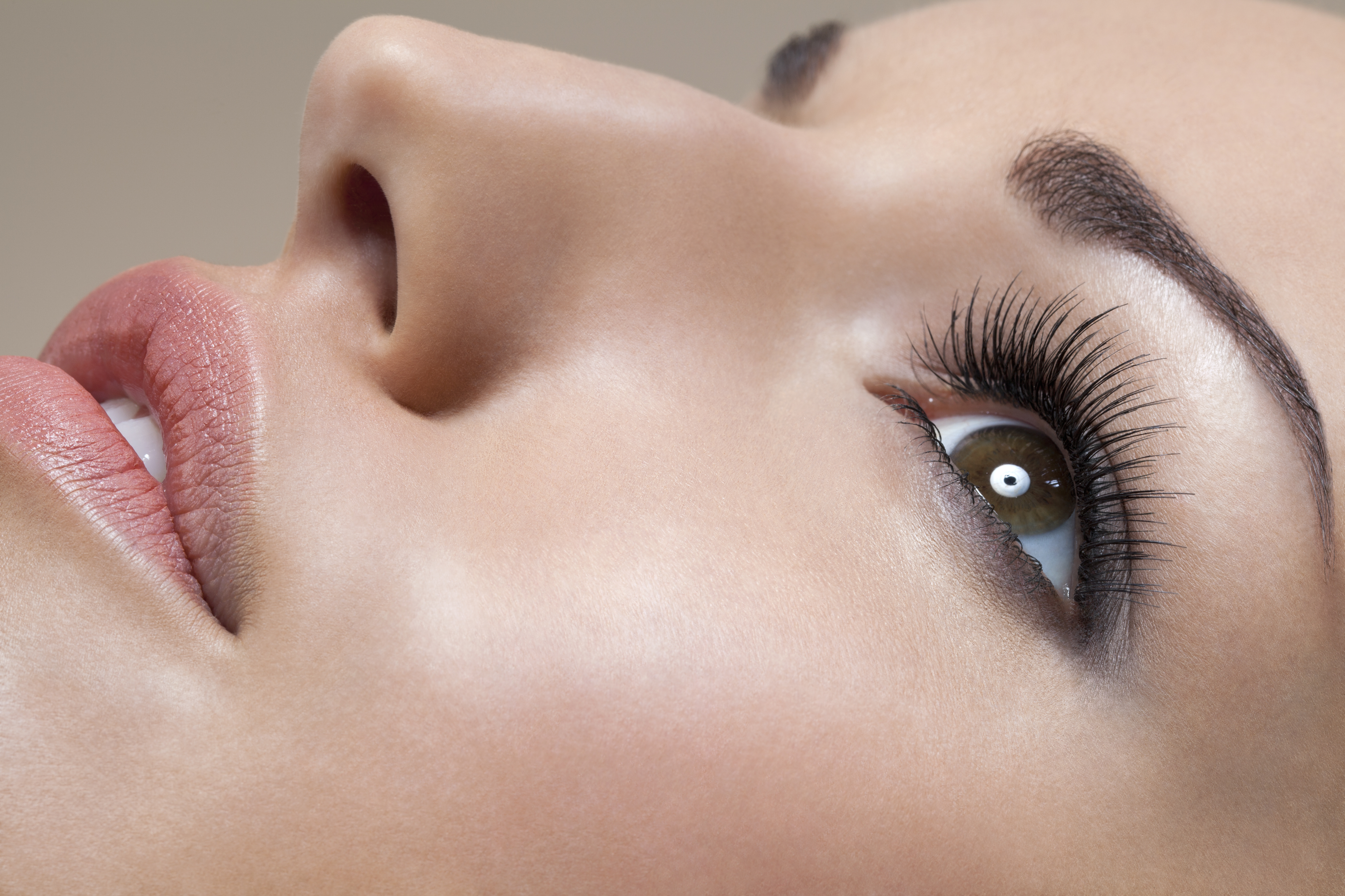 Lange, dichte Wimpern: Dieser Lash-Booster verlängert Wimpern sichtbar in nur 4 Wochen!