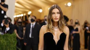 Expensive Brunette à la Hailey Bieber: So luxuriös ist der neue Haarfarben-Trend für braune Haare im Winter 2021